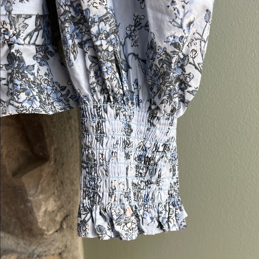 🌝 Acoa Floral V-Neck cropped smocked Blouse in Light Blue, lined - Picture 4 of 7